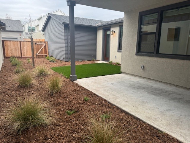 A dirt path between two buildings.