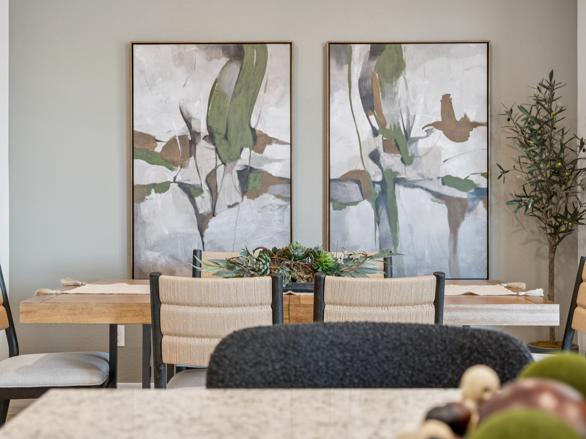 A room with chairs and tables.