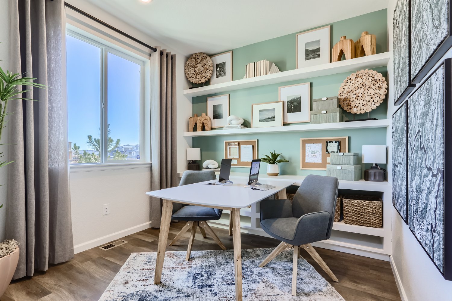 A room with a desk and chairs.