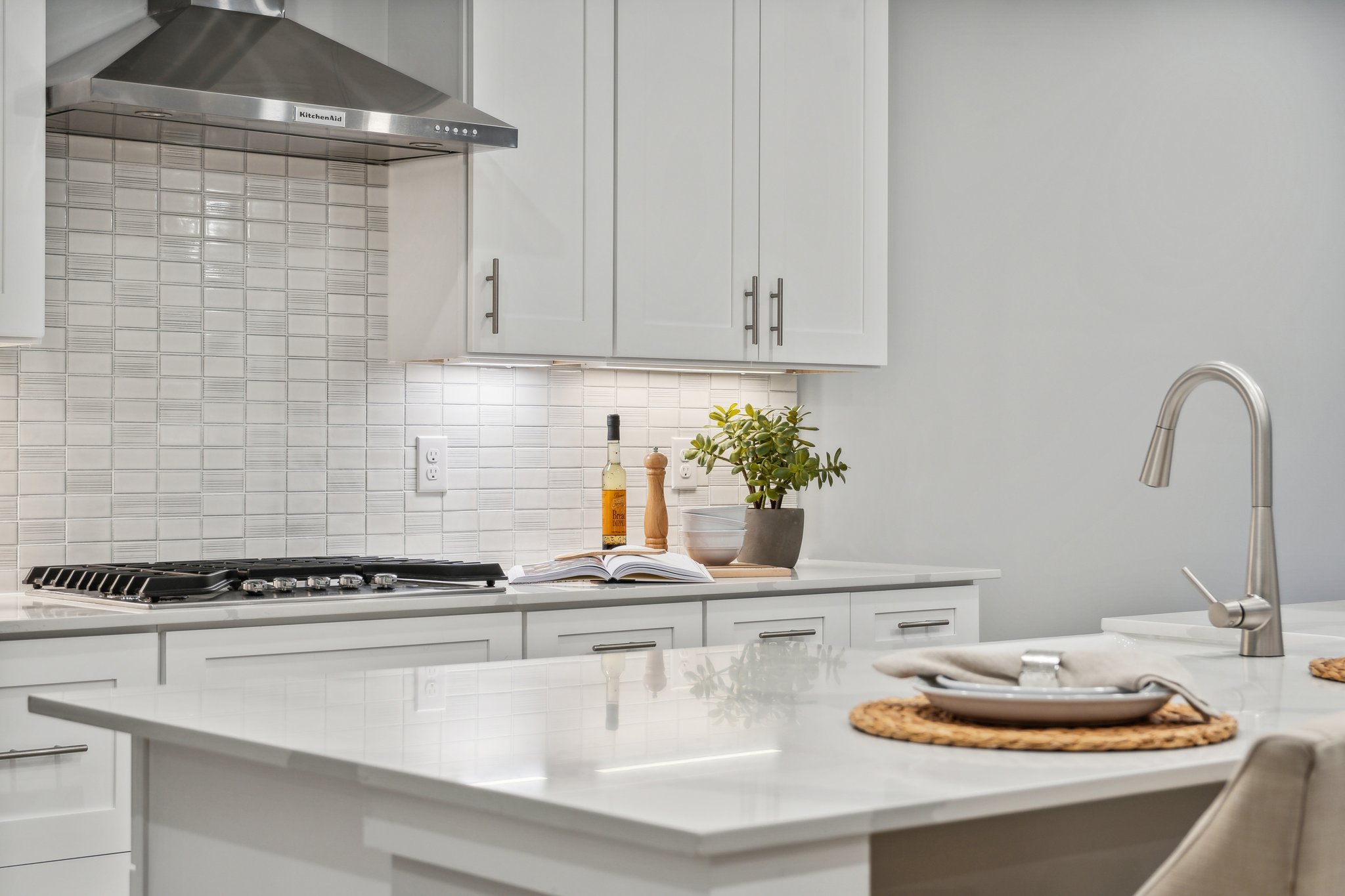 A kitchen with white cabinets.