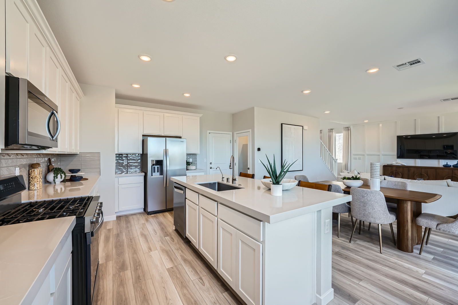 A kitchen with white cabinets.