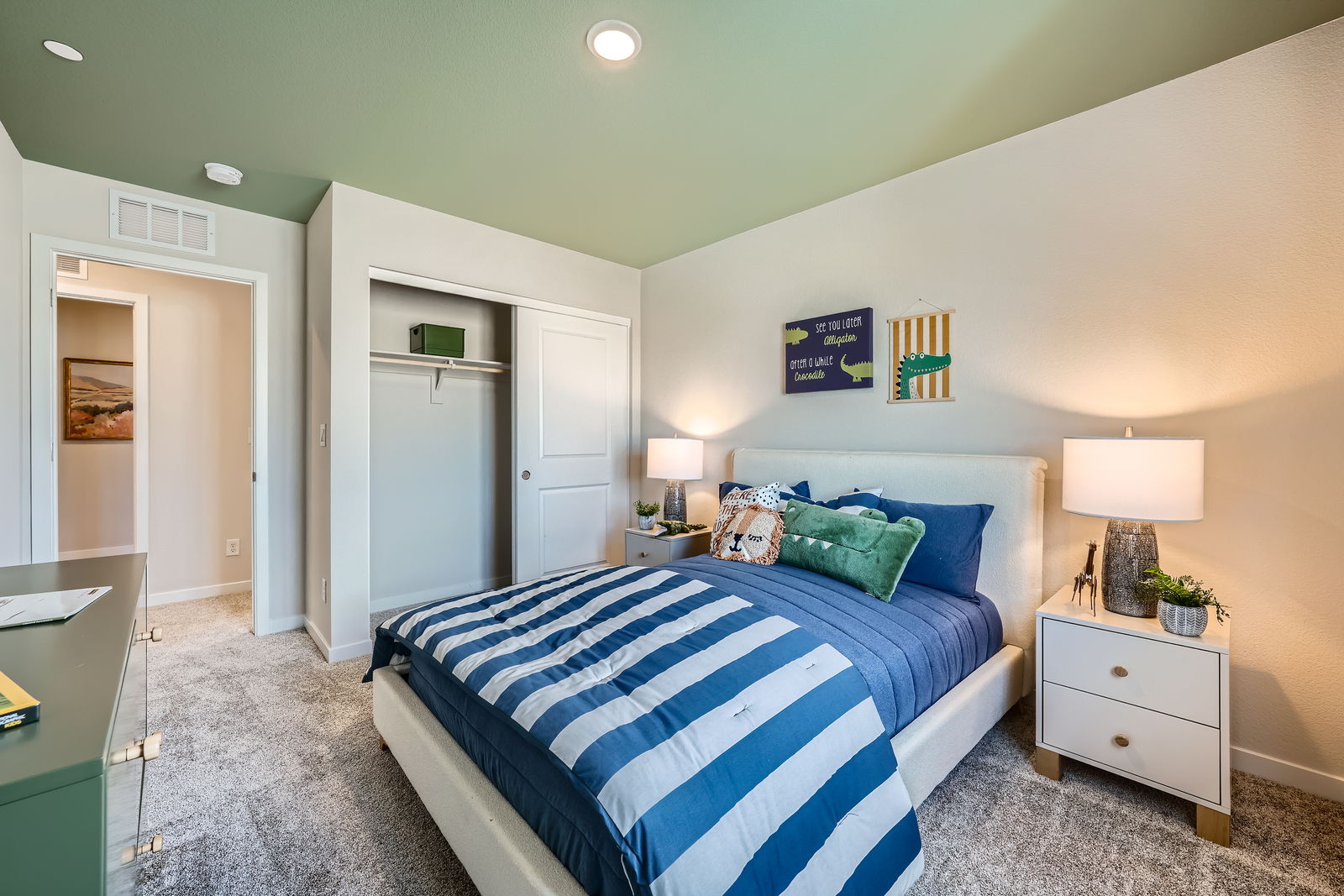 A bedroom with a bed and a desk.